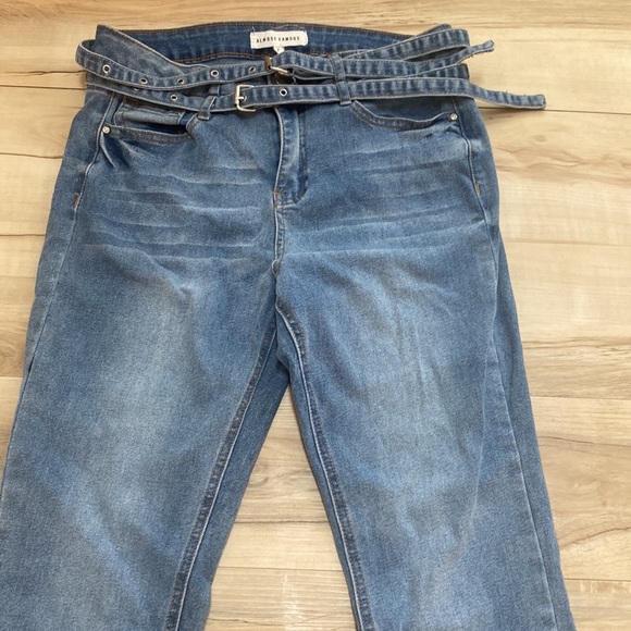 Almost Famous Juniors Size 7 Skinny Jeans with 2 Skinny Belts. Can be removed. - Picture 2 of 9